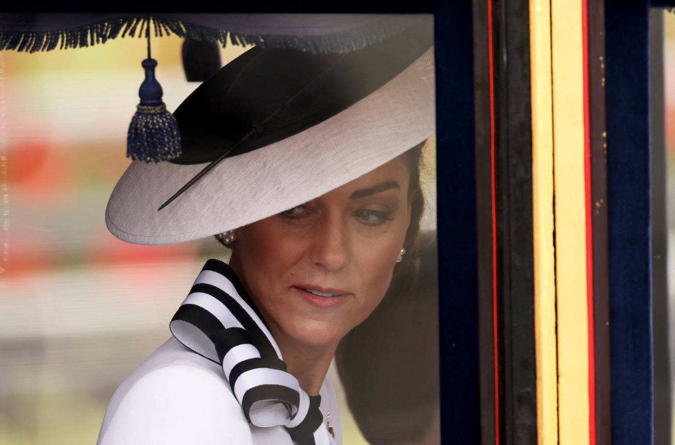 Kate Middleton, muy elegante de blanco y negro.