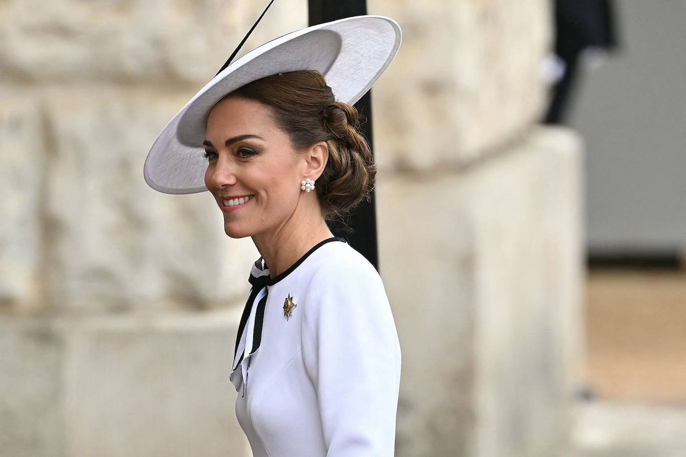 La Princesa de gales lucía un vestido blanco impoluto, con ribetes negros y un lazo XL en su cuello, bicolor e inclinado.