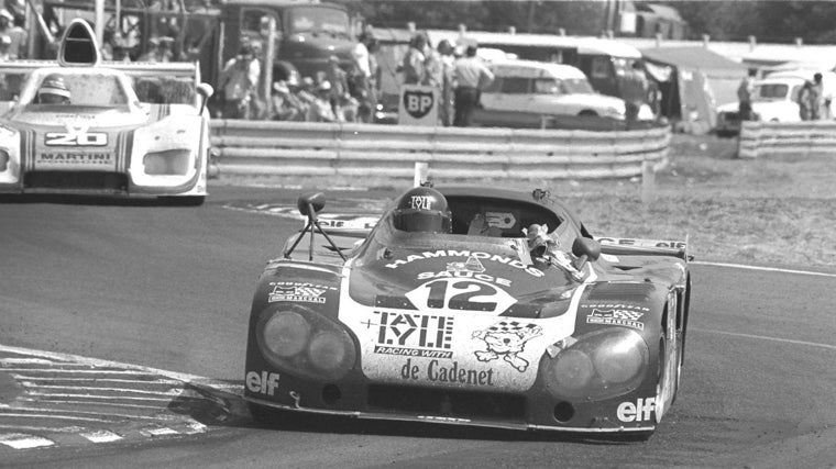 Alain de Cadenet y Chris Craft, camino del tercer puesto en las 24 Horas de Le Mans de 1976 con el De Cadenet Lola