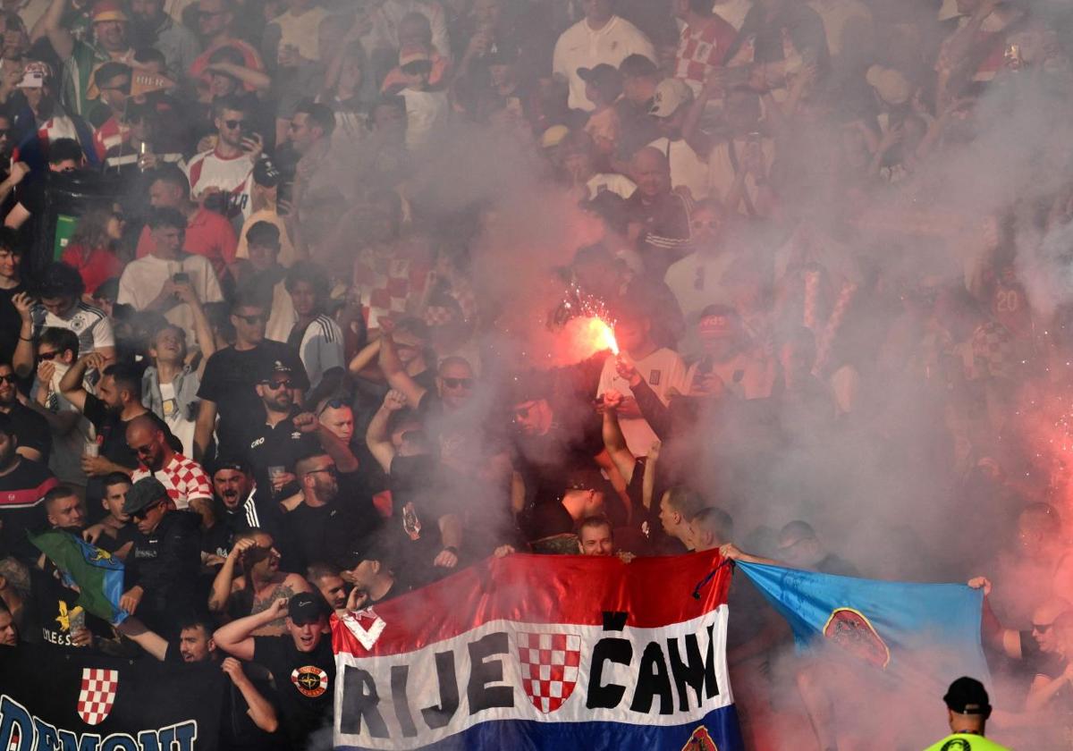 Vengalas y humo durante el partido.