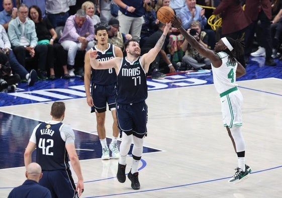 Luka Doncic roba un balón.