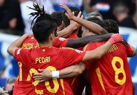 Los jugadores de La Roja celebran el gol de Carvajal.