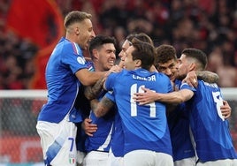 Los jugadores de Italia celebran el gol de la remontada ante Albania.