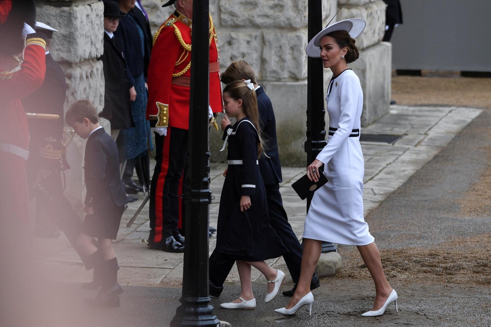 La Princesa de Gales ha elegido los mismos colores que ya usara en su primera participación en el desfile Trooping the Colour, en 2011, mes y medio después de casarse con el príncipe Guillermo.