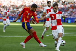 El delantero de la selección española Ferrán Torres disputa el balón ante Marin Pongracic