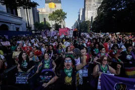 Cientos de mujeres se manifiestan en Sao Paulo contra la nueva norma sobre el aborto.