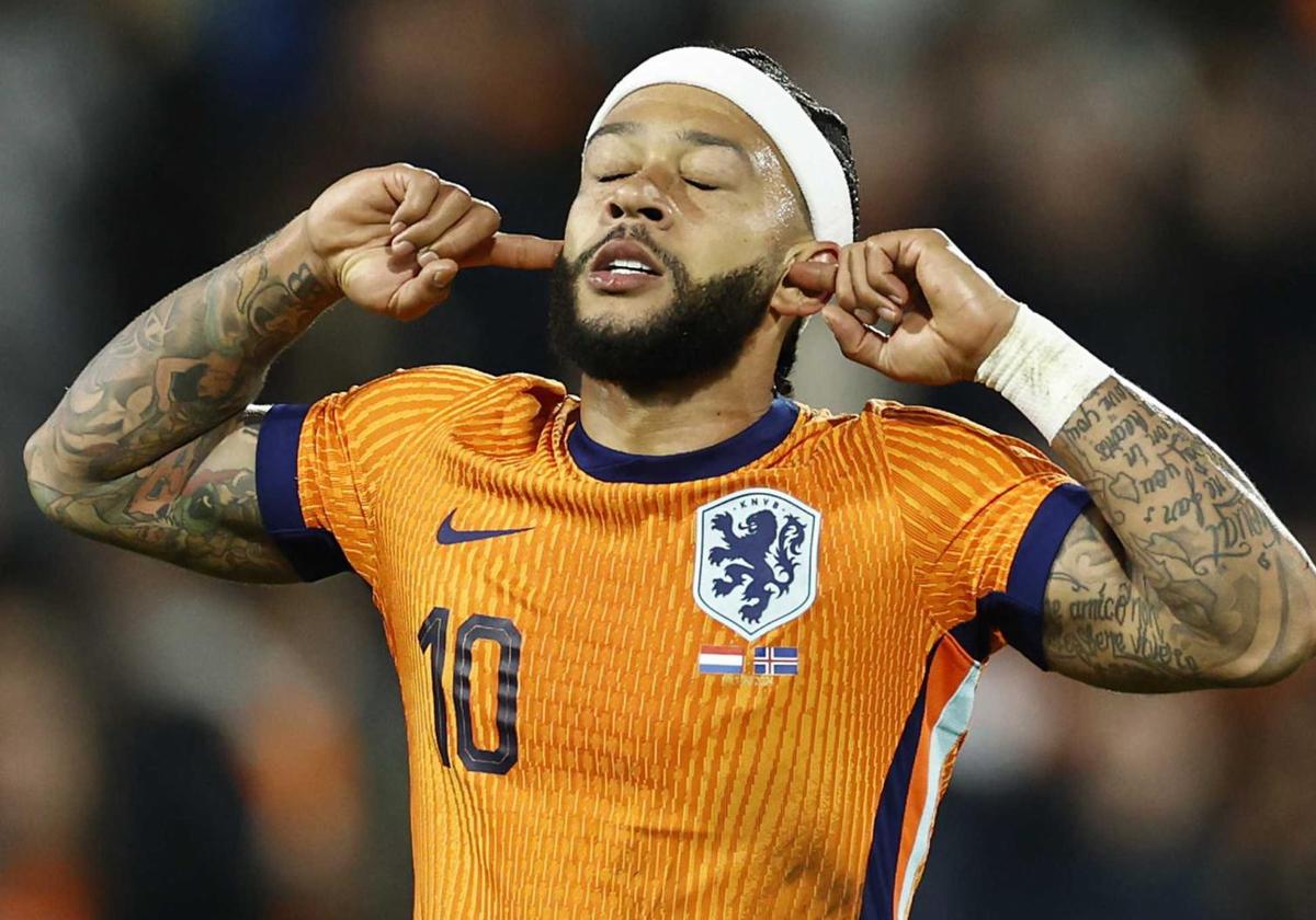 Memphis Depay celebra un gol con Países Bajos.