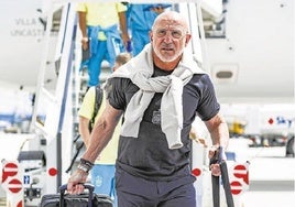 Luis de la Fuente desciende seguido de sus jugadores del avión que llevó el viernes a España a Berlín.