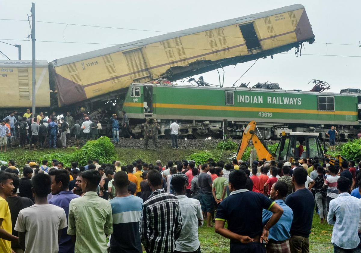 Residentes de la localidad de Jalpaiguri observan el operativo de rescate de los trenes siniestrados.