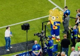 Un 'influencer' alemán se cuela en la ceremonia inaugural de la Eurocopa vestido de mascota