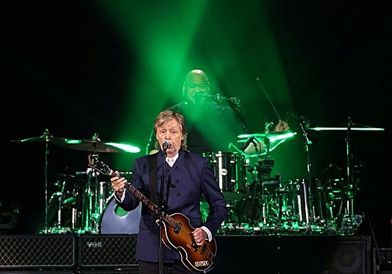 Paul McCartney actuando durante su gira 'Got Bac'k en el estadio SoFi de Inglewood, California.