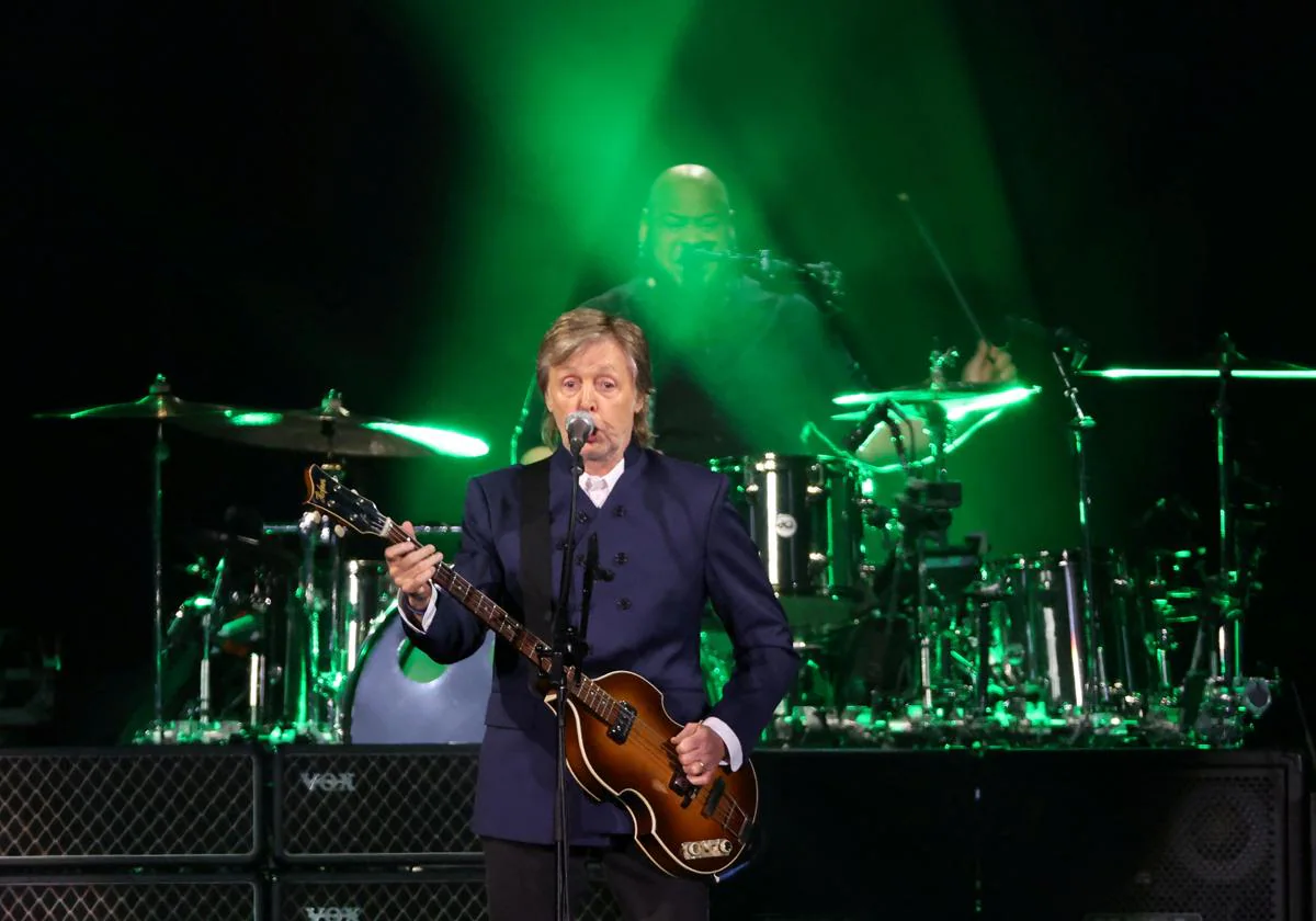 Paul McCartney actuando durante su gira 'Got Bac'k en el estadio SoFi de Inglewood, California.