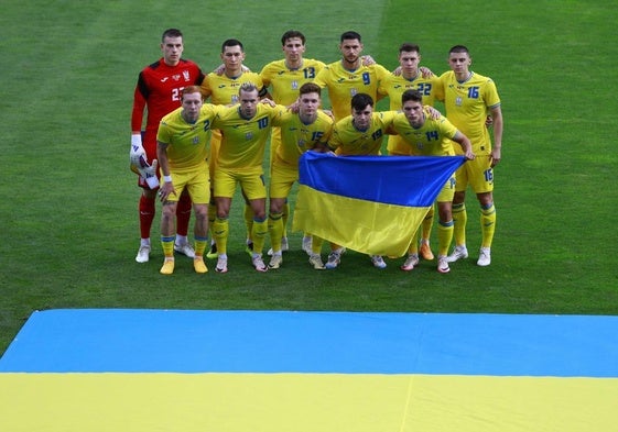 La selección de Ucrania posa con la bandera de su país en un amistoso reciente ante Moldavia.