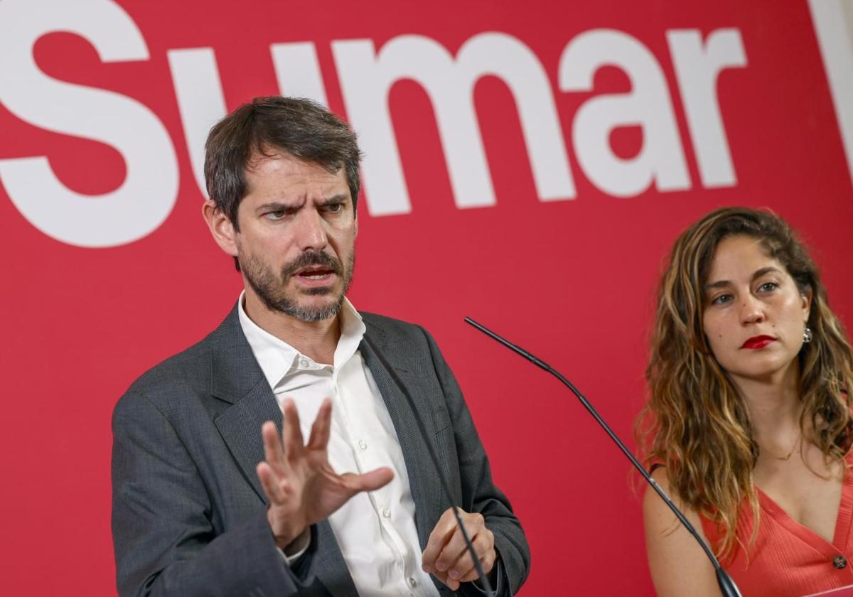 Ernest Urtasun y Lara Hernández, durante la rueda de prensa de Sumar de este lunes.