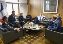 El presidente del Gobierno, Pedro Sánchez con el primer ministro de Croacia, Andrej Plenkovic; el presidente de Francia, Emmanuel Macron; el primer ministro griego Kyriakos Mitsotakis; el canciller alemán Olaf Scholz y el primer ministro de Polonia, Donald Tusk, durante la reunión que han mantenido los negociadores de las tres principales familias políticas europeas (socialistas, populares y liberales).