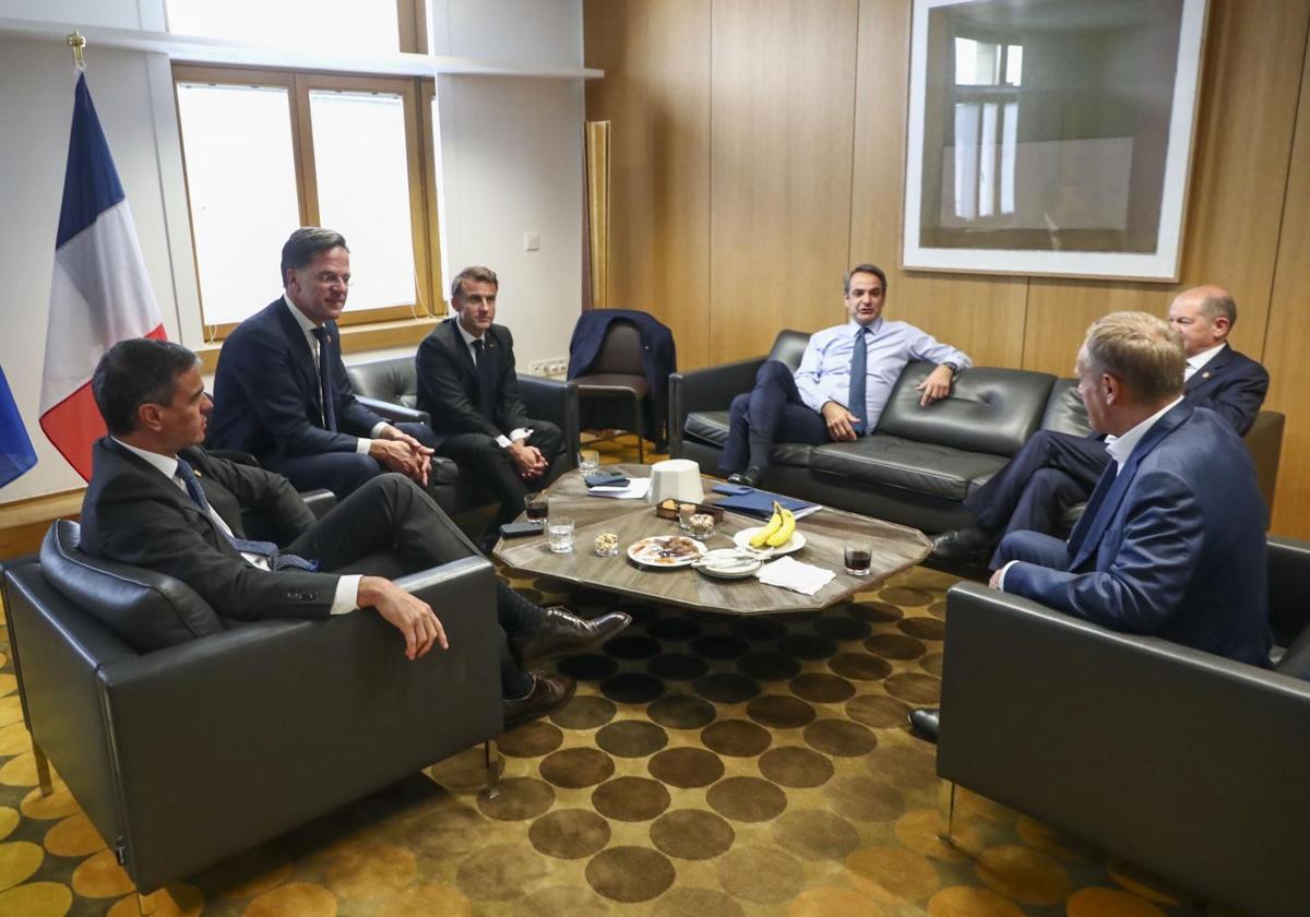 El presidente del Gobierno, Pedro Sánchez con el primer ministro de Croacia, Andrej Plenkovic; el presidente de Francia, Emmanuel Macron; el primer ministro griego Kyriakos Mitsotakis; el canciller alemán Olaf Scholz y el primer ministro de Polonia, Donald Tusk, durante la reunión que han mantenido los negociadores de las tres principales familias políticas europeas (socialistas, populares y liberales).