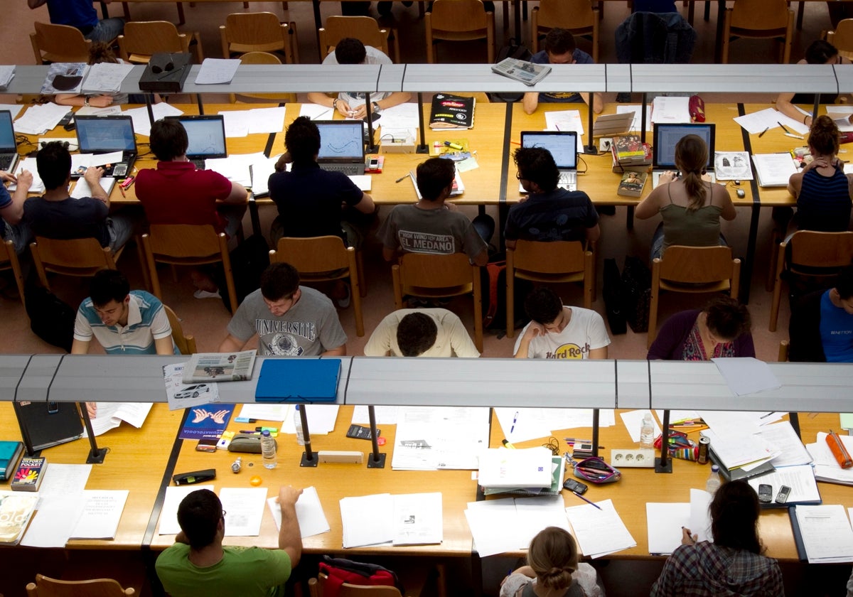 Estudiantes trabajan en la biblioteca de una universidad madrileña.