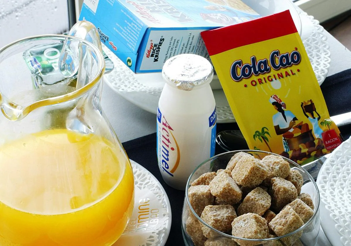 Un sobre de ColaCao en una mesa de desayuno.