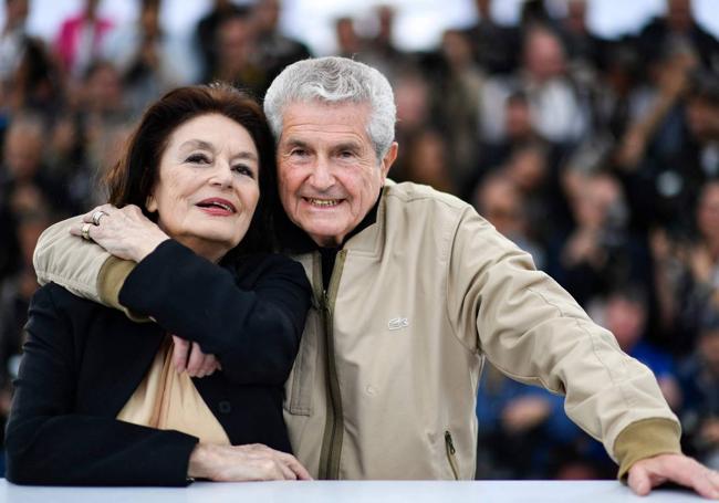 La actriz en Cannes con Claude Lelouch, director de su última película, 'Los años más bellos de una vida' (2019).