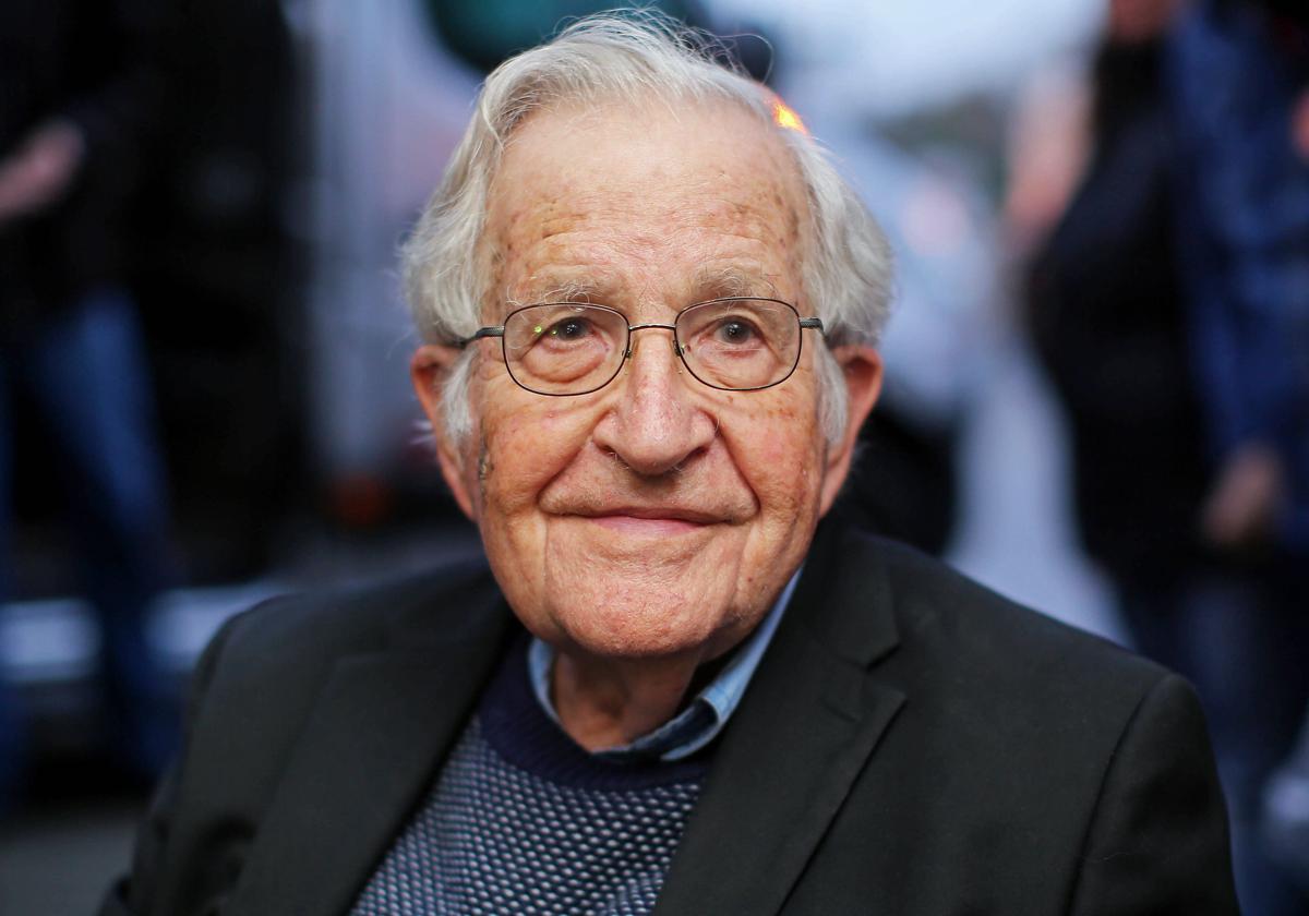 El escritor Noam Chomsky, en delicado estado de salud