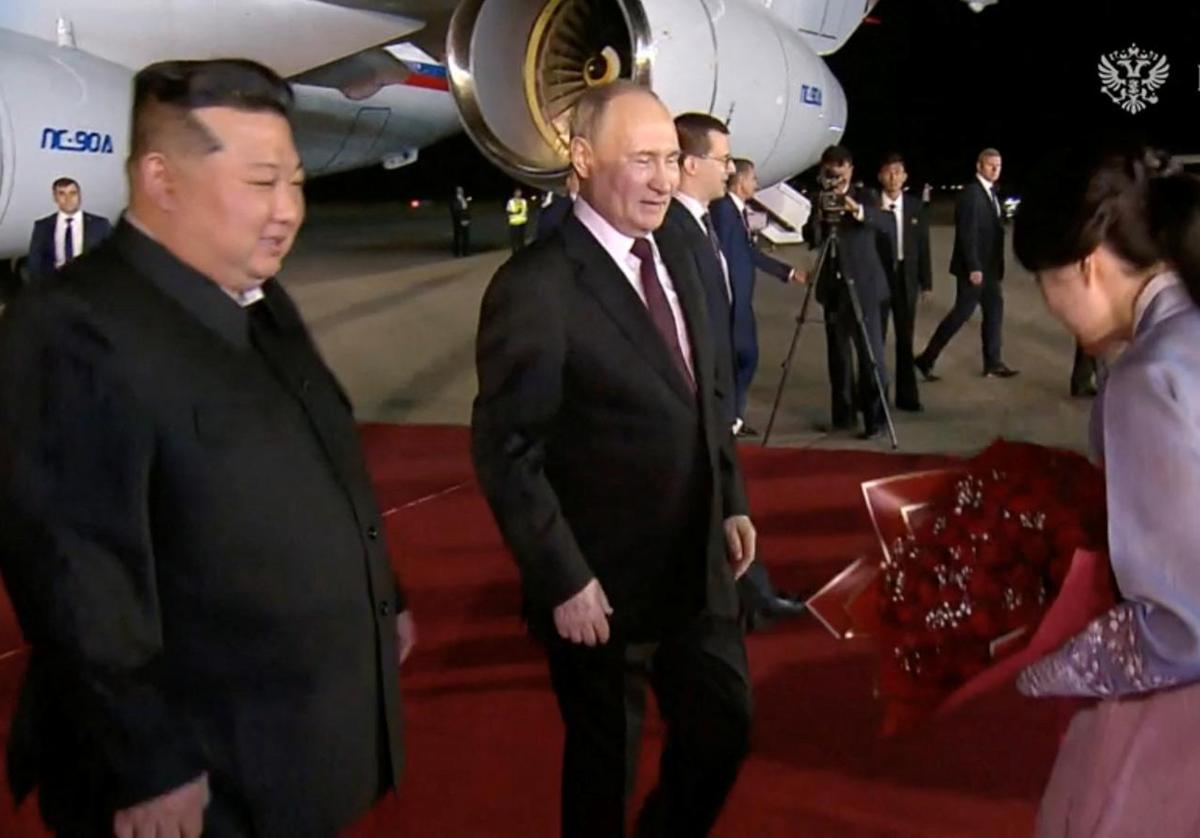 El presidente ruso, Vladímir Putin, es recibido por el líder de Corea del Norte, Kim Jong-un, en el aeropuerto de Pyongyang.