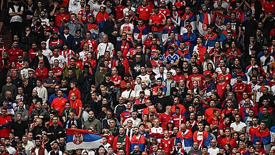 La UEFA investiga cánticos racistas de la afición de Serbia
