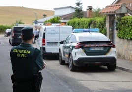 La calle en la que han sucedido los hechos acordonada por la Guardia Civil.