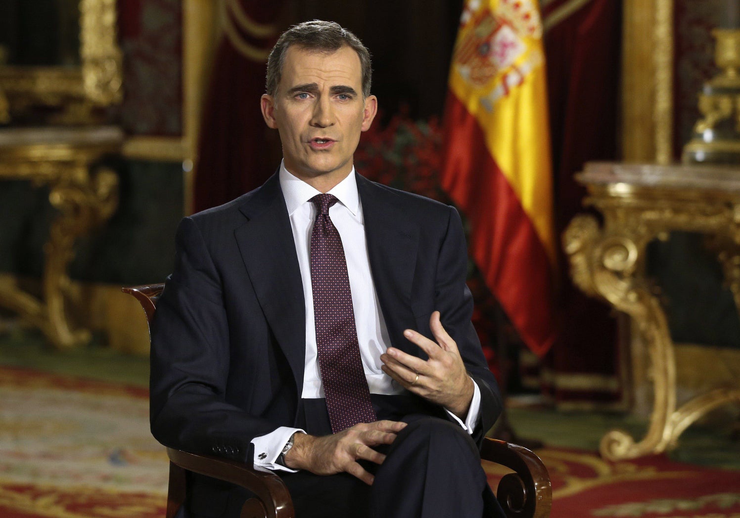 Felipe VI, durante el discurso de Navidad, desde el salón del trono del Palacio Real de Madrid, el 24 de diciembre de 2015.