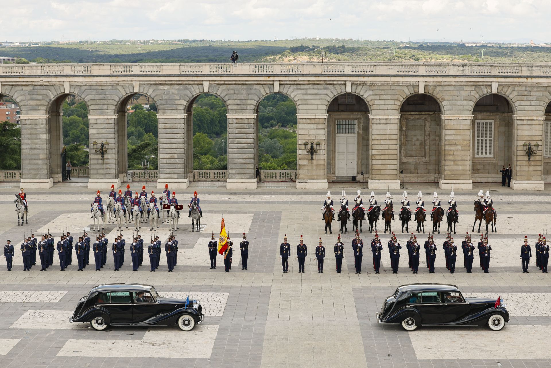 Vista del Patio de Armas del Palacio Real en Madrid donde se conmemora el décimo aniversario del reinado de Felipe VI, este miércoles.