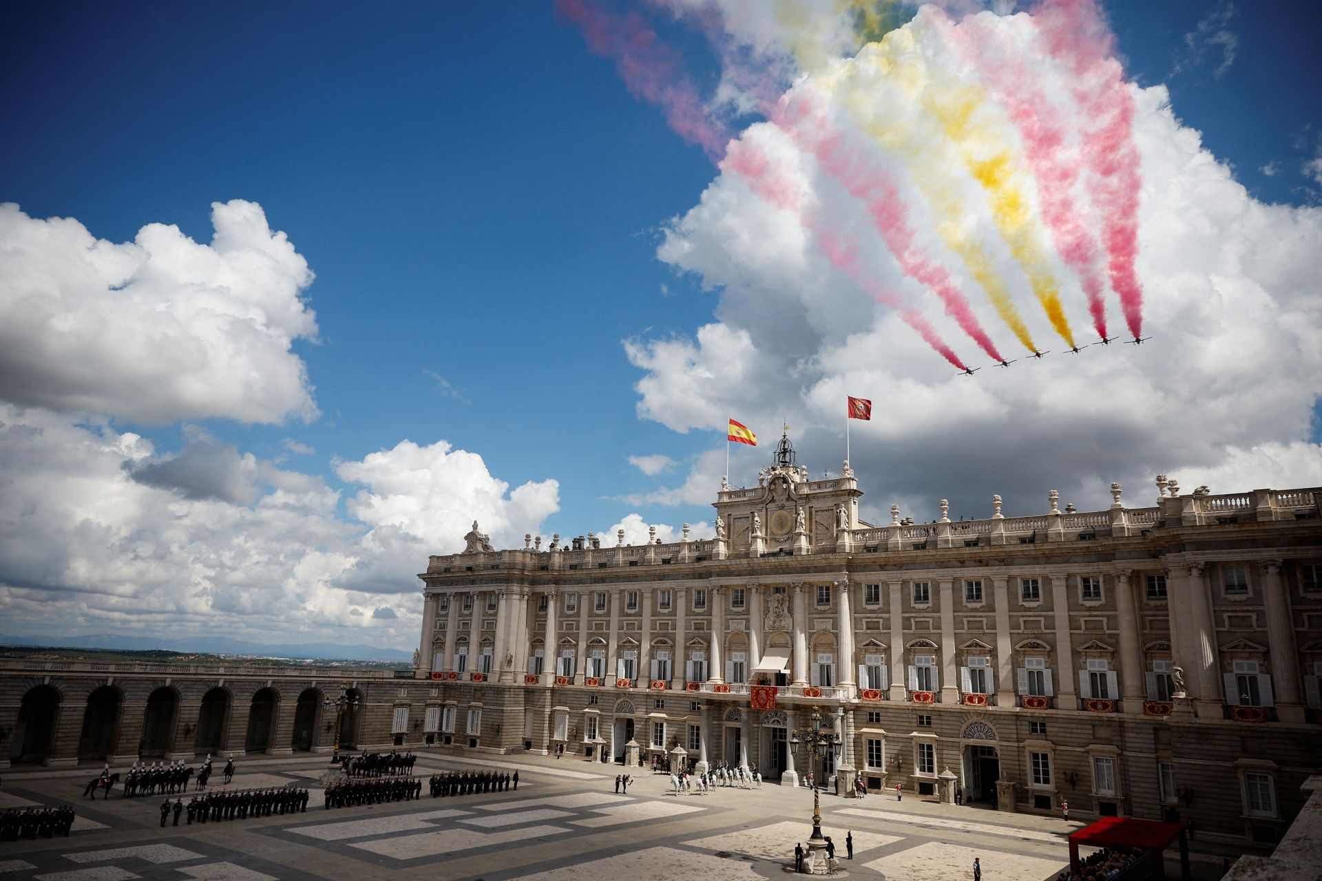 El equipo acrobático 'Patrulla Aguila' de la Fuerza Aérea y Espacial Española pasa por el Palacio Real