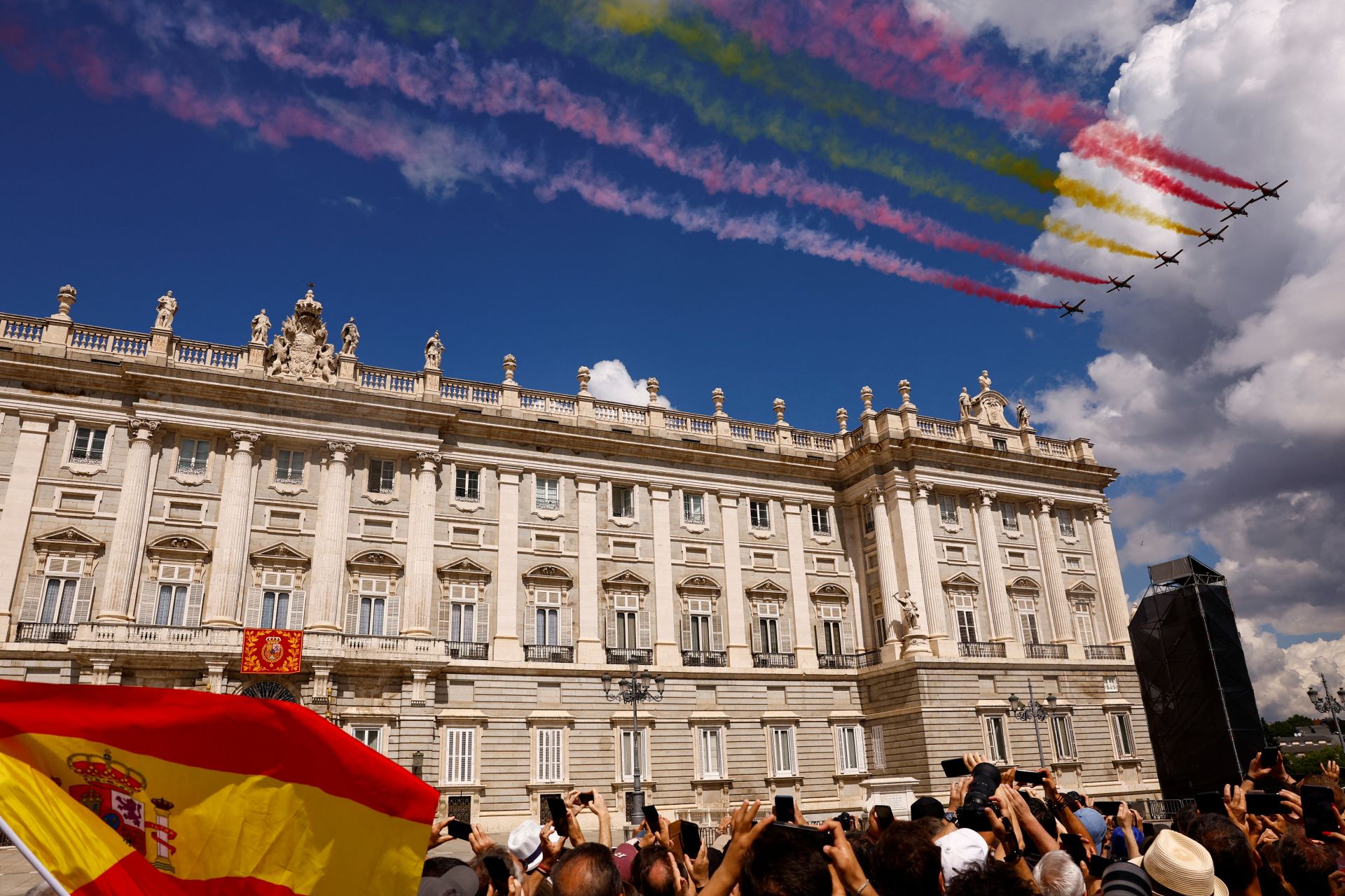 El equipo acrobático 'Patrulla Aguila' (Patrulla Águila) de la Fuerza Aérea y Espacial Española pasa volando por el Palacio Real durante las conmemoraciones del décimo aniversario de la proclamación del Rey de España Felipe VI