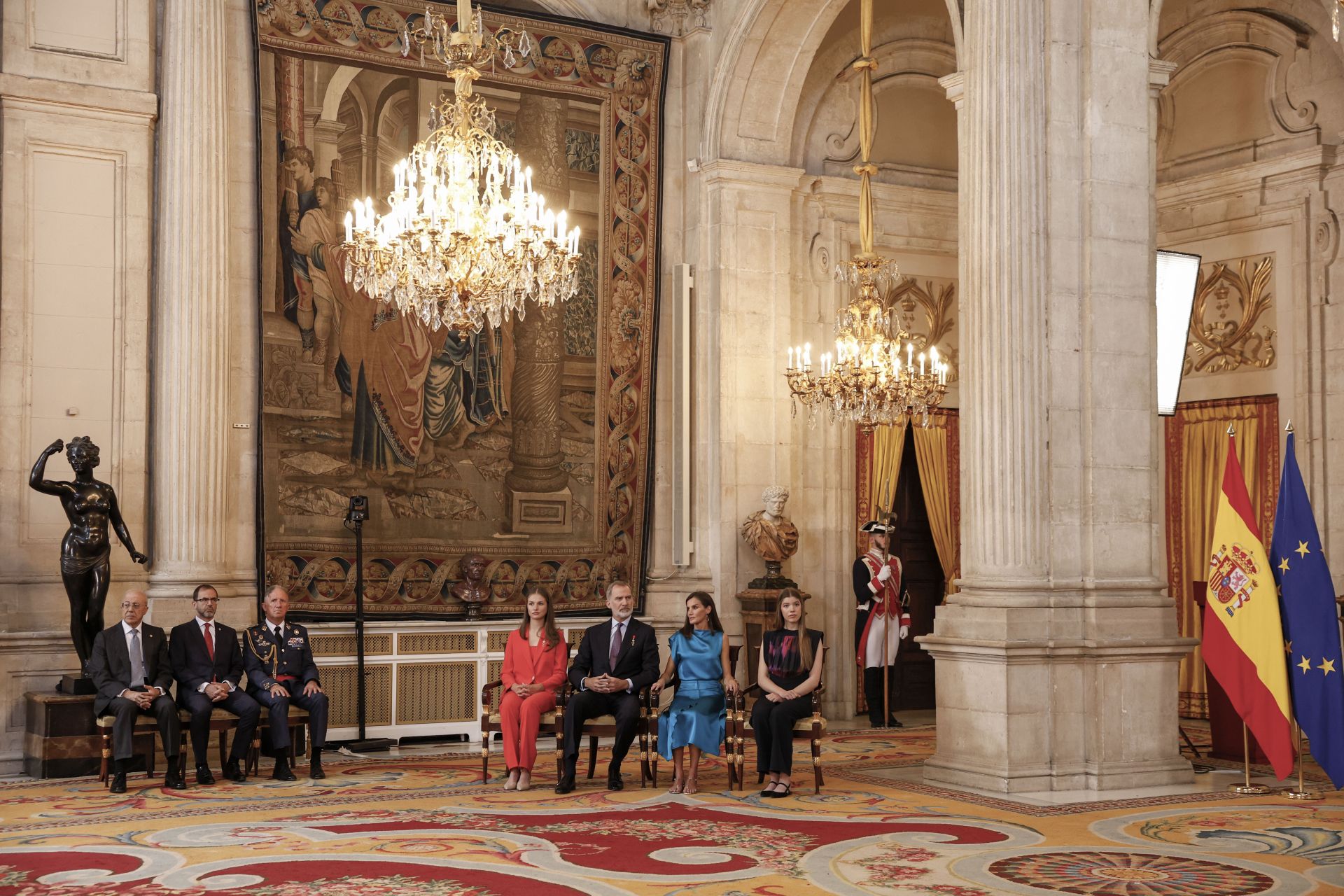 La familia real antes de los saludos en el palacio Real durante el décimo aniversario del reinado de Felipe VI