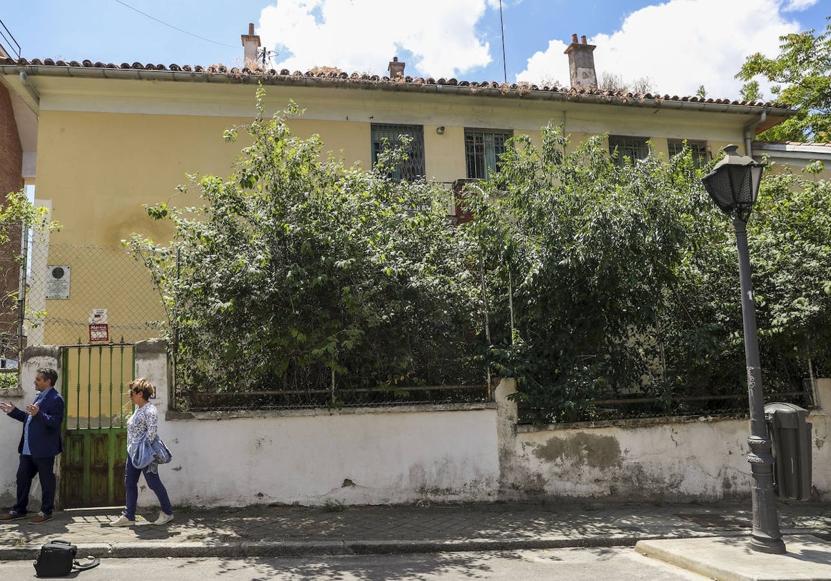 Fachada de la finca del número 3 de la calle Vicente Aleixandre de Madrid, antes Velintonia.