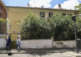 Fachada de la finca del número 3 de la calle Vicente Aleixandre de Madrid, antes Velintonia.