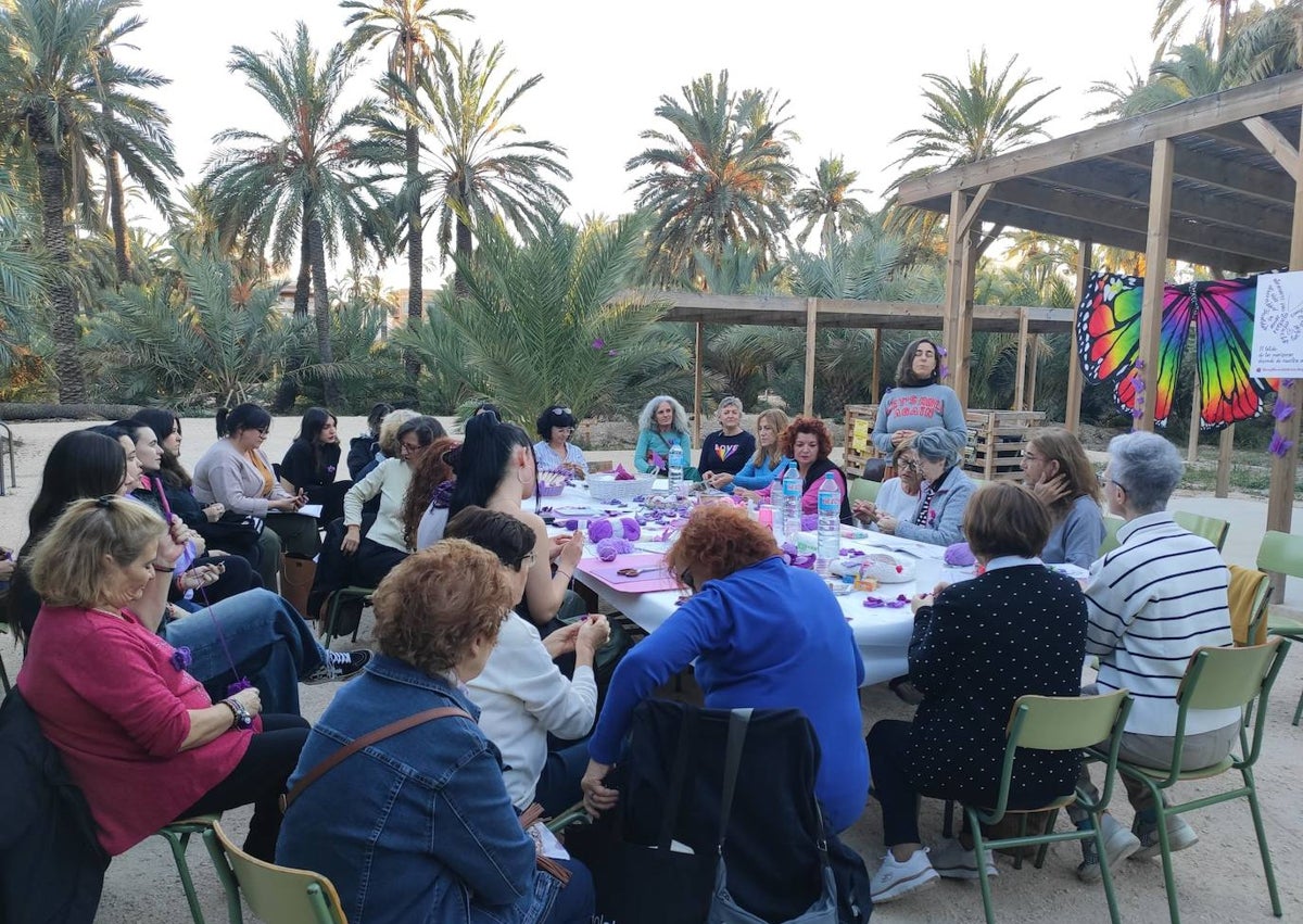 Imagen secundaria 1 - Itziar Prats, en 2020 (arriba), una 'quedada textil' en el huerto urbano de Ventilla (Madrid) y una mariposa entretejida en varios días. 