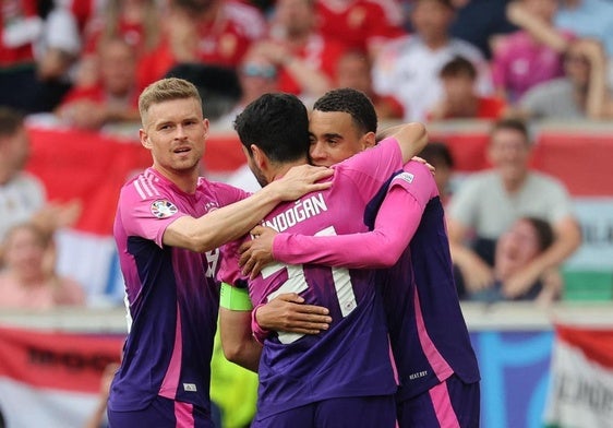 Mittelstädt, Gündogan y Musiala celebran el primero de los goles de Alemania frente a Hungría.