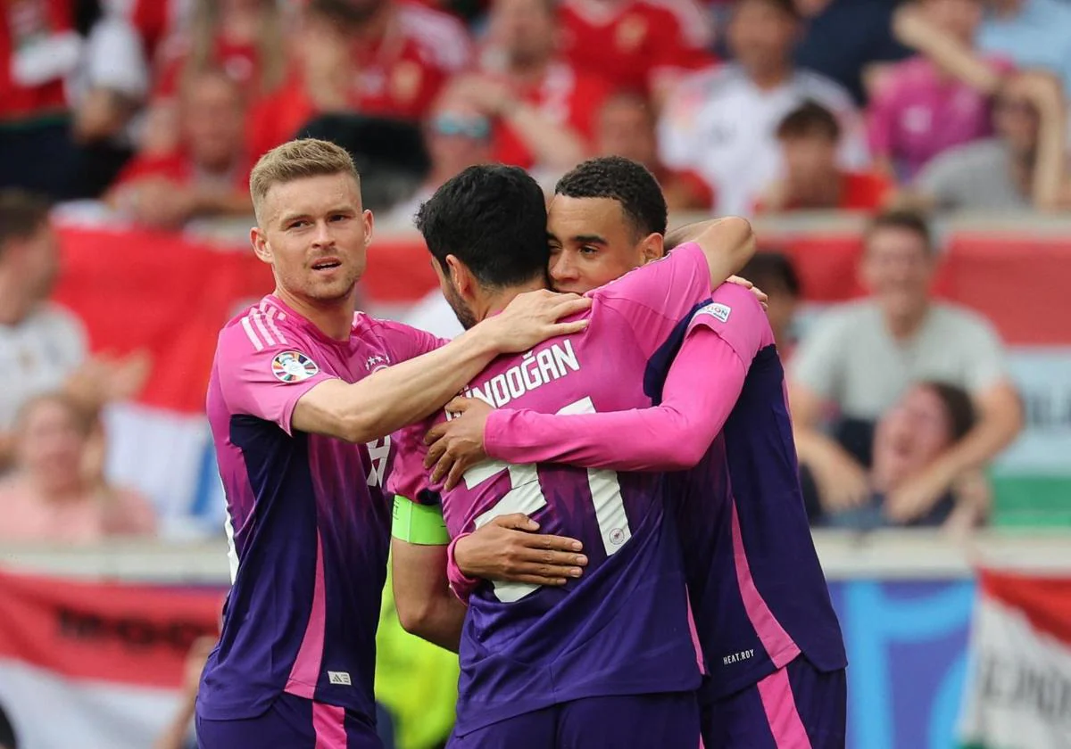 Mittelstädt, Gündogan y Musiala celebran el primero de los goles de Alemania frente a Hungría.