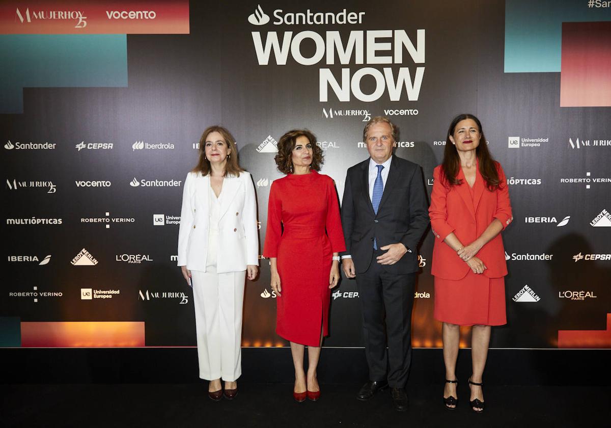 Lourdes Garzón, directora de Mujer Hoy, María Jesús Montero, vicepresidenta primera y ministra de Hacienda, Ignacio Ybarra, presidente de Vocento; y Samary Fernández Feito, directora General Area Lujo, Estilo de Vida y Revistas.