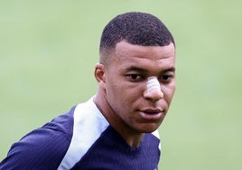 Kylian Mbappé, durante el entrenamiento de la selección francesa de este miércoles.