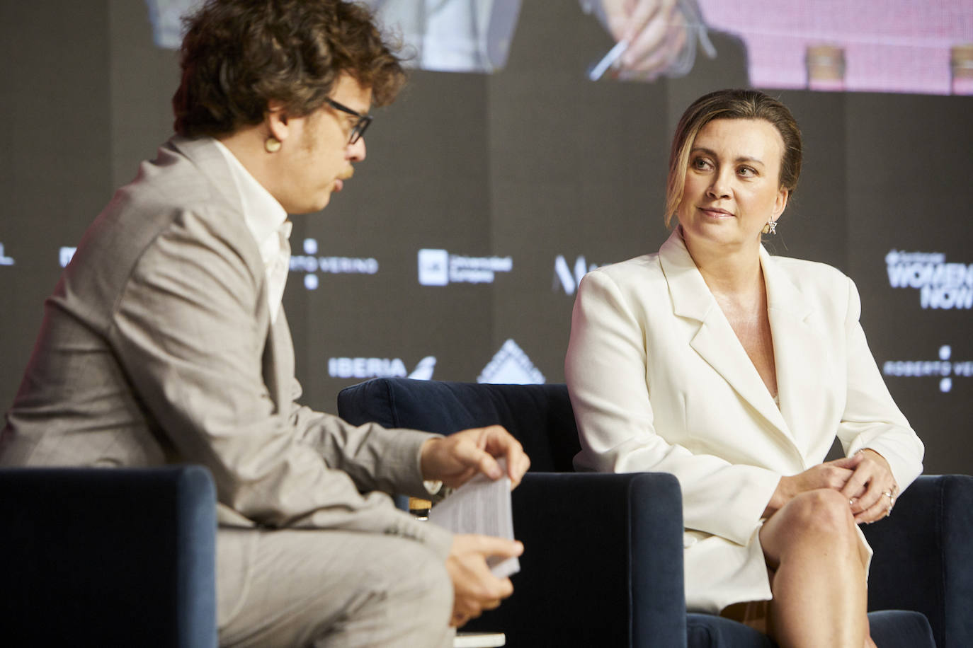 Camilla Läckberg entrevistada por el periodista Manu Piñón.