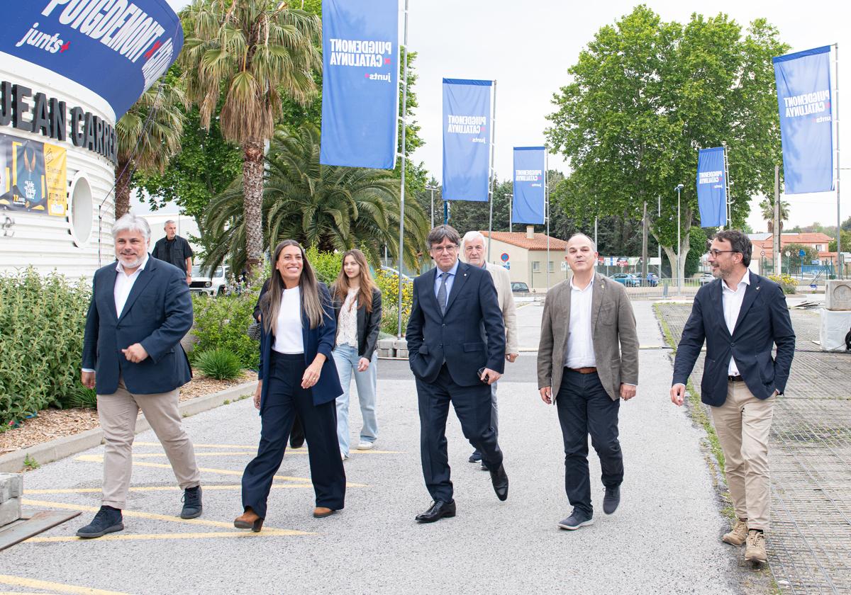 Puigdemont junto a otros miembros de Junts antes de las elecciones catalanas