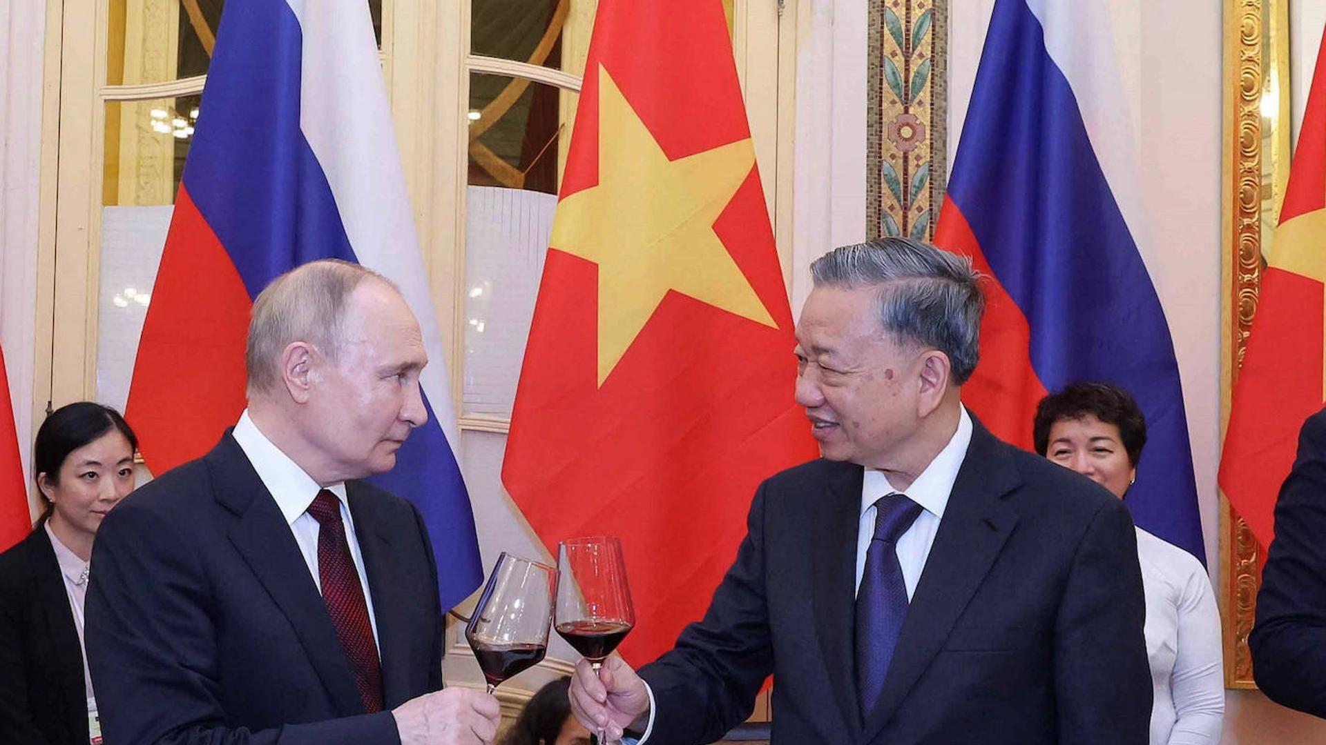 Putin, şu ana kadar ABD'nin ortağı olan Vietnam'la anlaşmalar yaparak Biden'a meydan okuyor