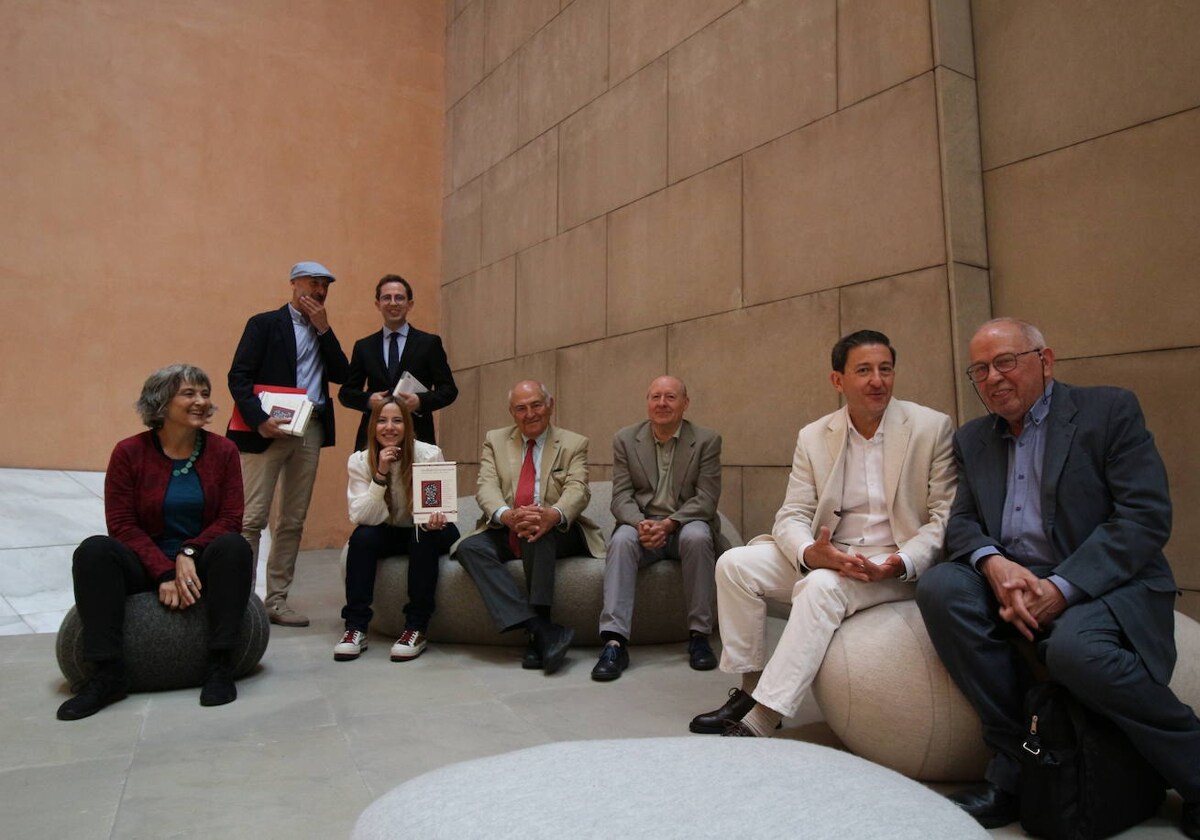 José Antonio Marina, en el centro, rodeado de algunos de los pensadores que toman parte en el libro.