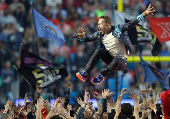 Chris Martin, cantante de Coldplay, durante el concierto del grupo en el descanso de la Super Bowl 50.