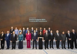 Fila de abajo, de izquierda a derecha: Rodolfo Dirzo, Gerardo Ceballos, Takeo Kanade, Eloísa del Pino (presidenta del CSIC), Elixabete Etxanobe (diputada general de Bizkaia), Carlos Torres Vila (presidente de la Fundación BBVA), Mireya Uribeetxebarria (esposa del presidente de la Fundación BBVA), Juan Mari Aburto (alcalde de Bilbao), Rafael Pardo (director de la Fundación BBVA), Peter Walter, Kazutoshi Mori, Arthur Horwich, Ulrich Hartl. Fila de arriba, de izquierda a derecha: Thomas Stocker, Jakob Schwander, Valérie Masson-Delmotte, Jean Jouzel, Dorthe Dahl-Jensen, George Benjamin, Elke Weber, Partha Dasgupta,Claire Voisin, Yakov Eliashberg.