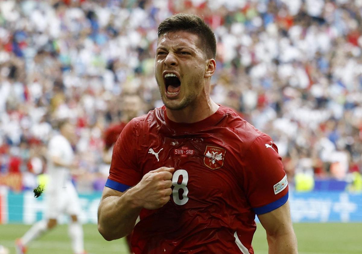 Luka Jovic celebra el gol del empate de Serbia.