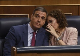 El jefe del Ejecutivo, Pedro Sánchez, y la vicepresidenta primera y ministra de Hacienda, María Jesús Montero, este jueves en el Congreso