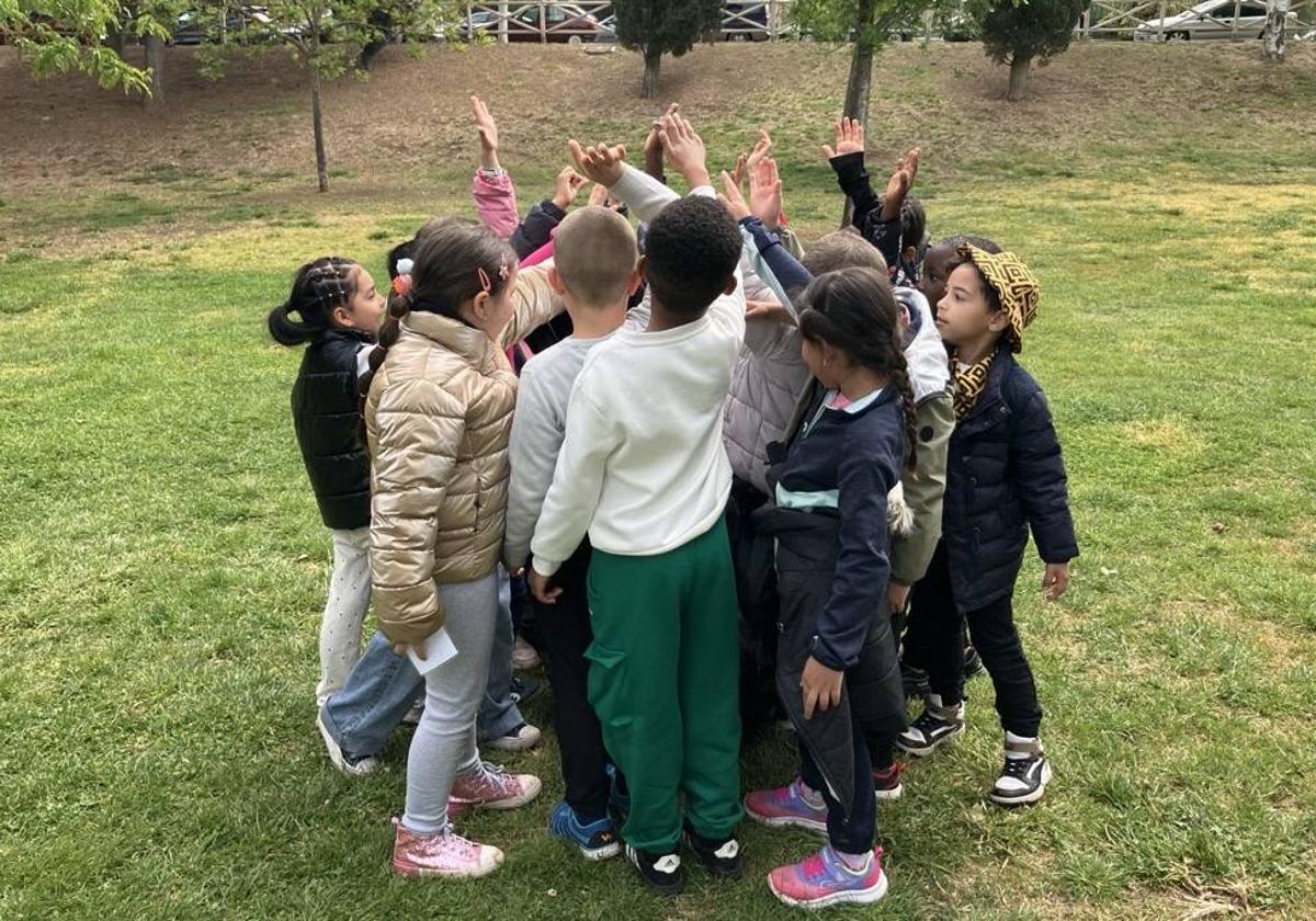 Niños de un colegio público de Zaragoza donde se ha llevado a cabo el proyecto Naturaliza durante el pasado curso.