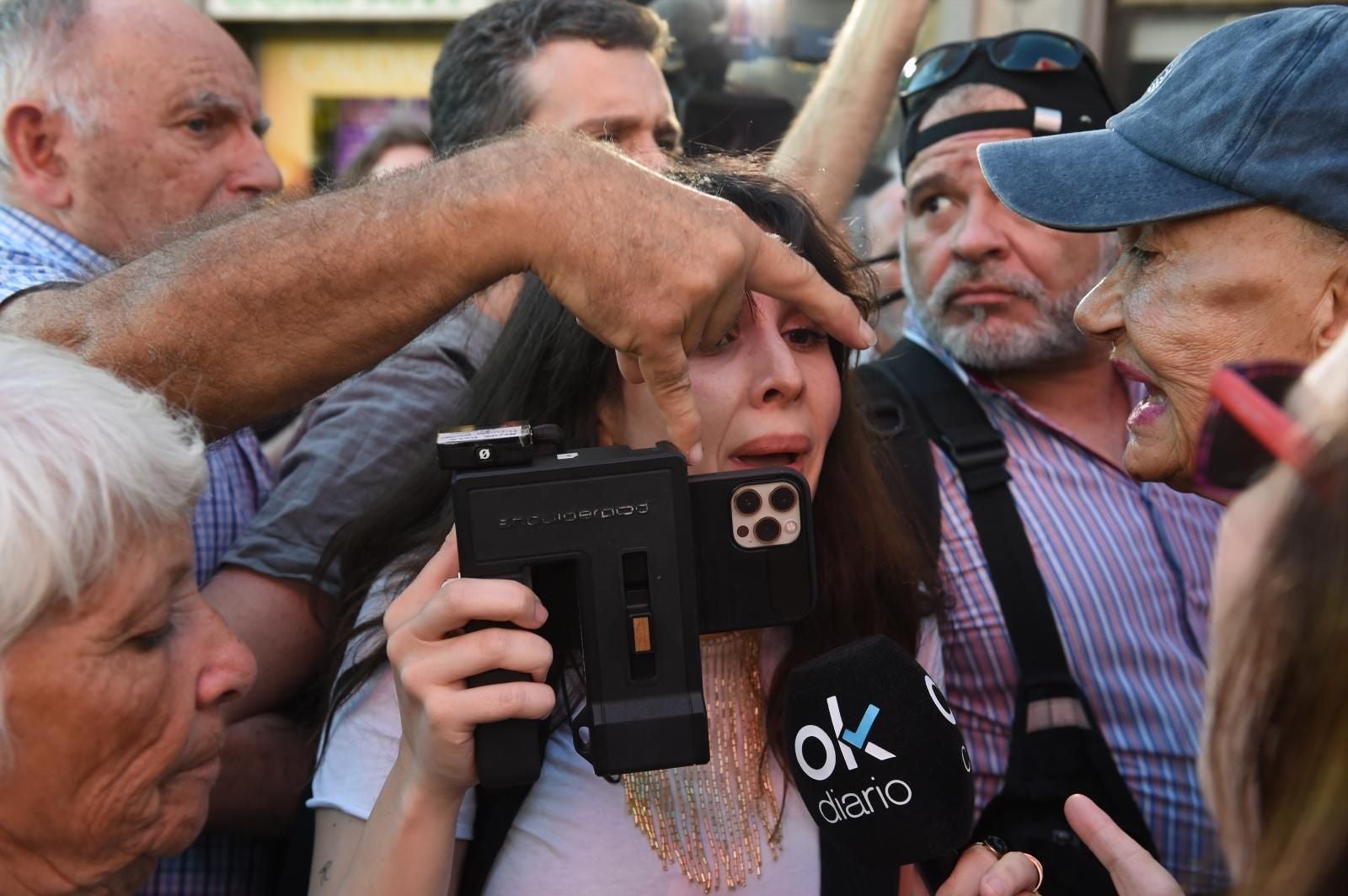 Los manifestantes han agredido a varios periodistas que se encontraban allí.