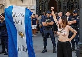 Activistas del movimiento FEMEN durante la protesta que han convocado hoy viernes en los exteriores del Casino de Madrid.